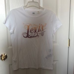 levi’s t-shirt